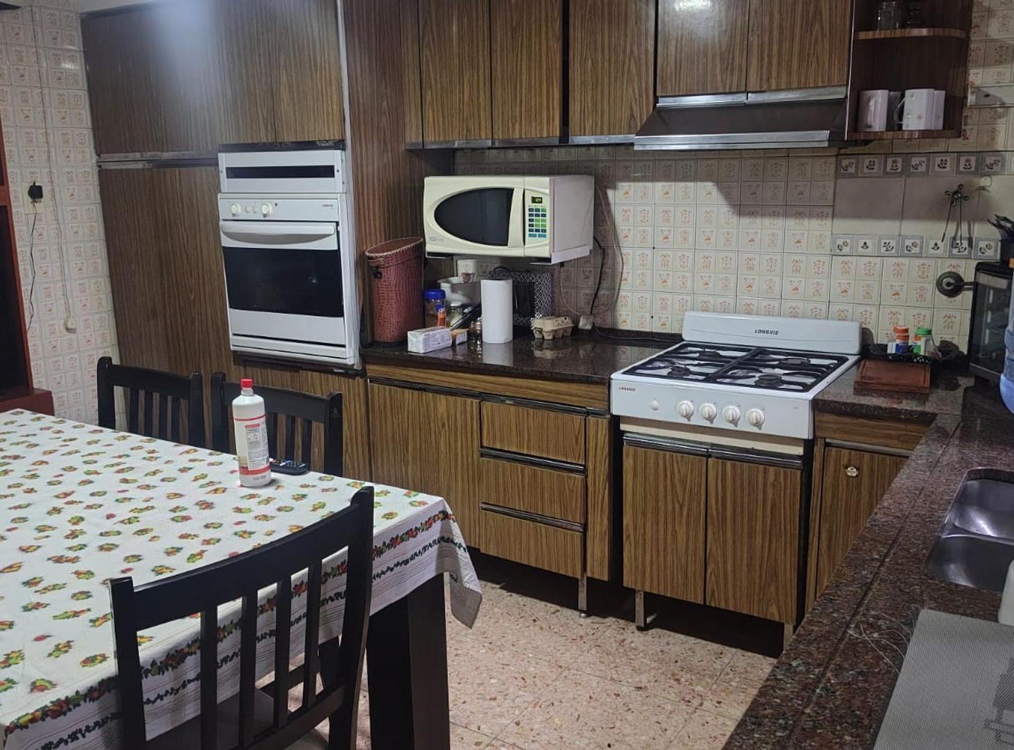 Foto de LOCAL CON DOS CASAS SOBRE AVENIDA, imagen 5