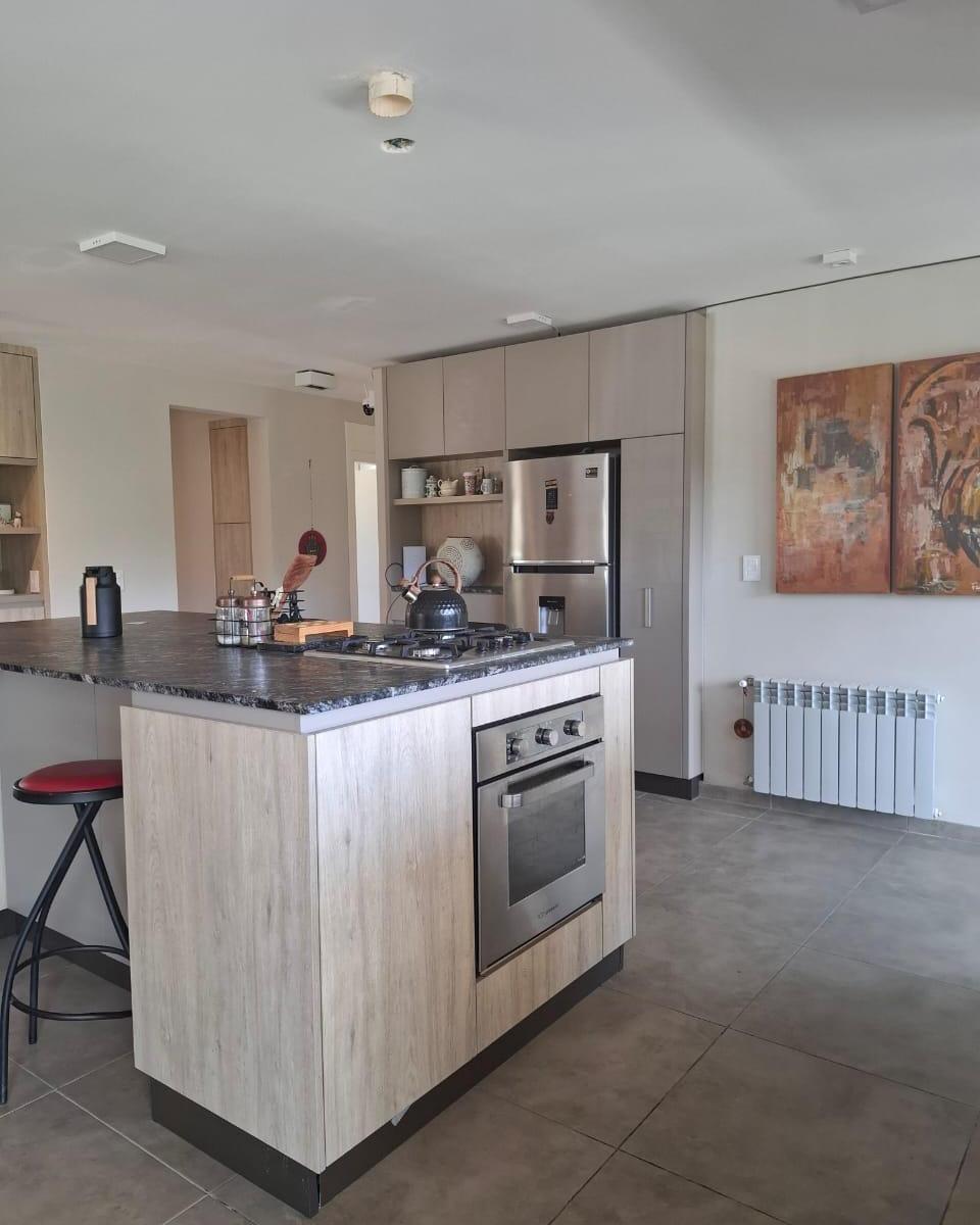 Casa con Pileta y 40 m de Costa Propia 4