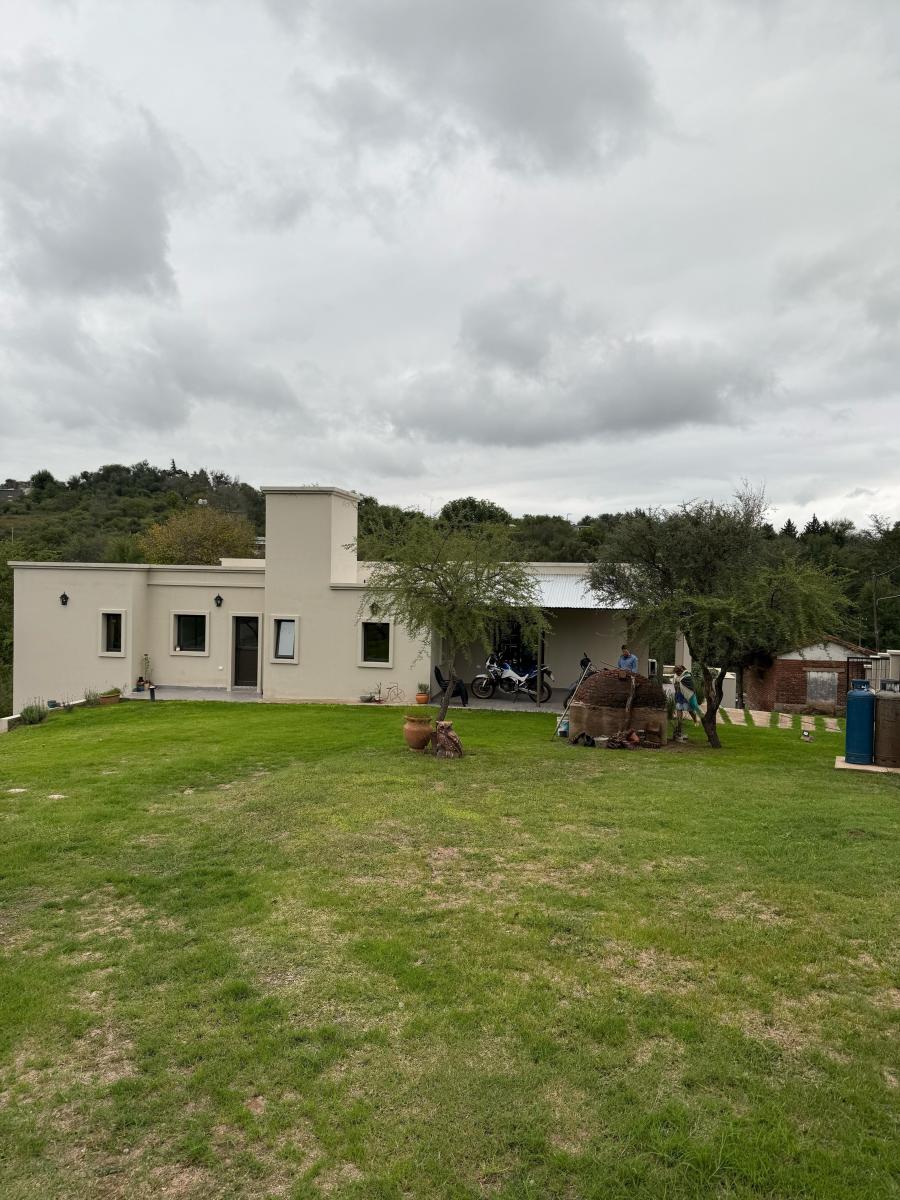 Casa con Pileta y 40 m de Costa Propia 1