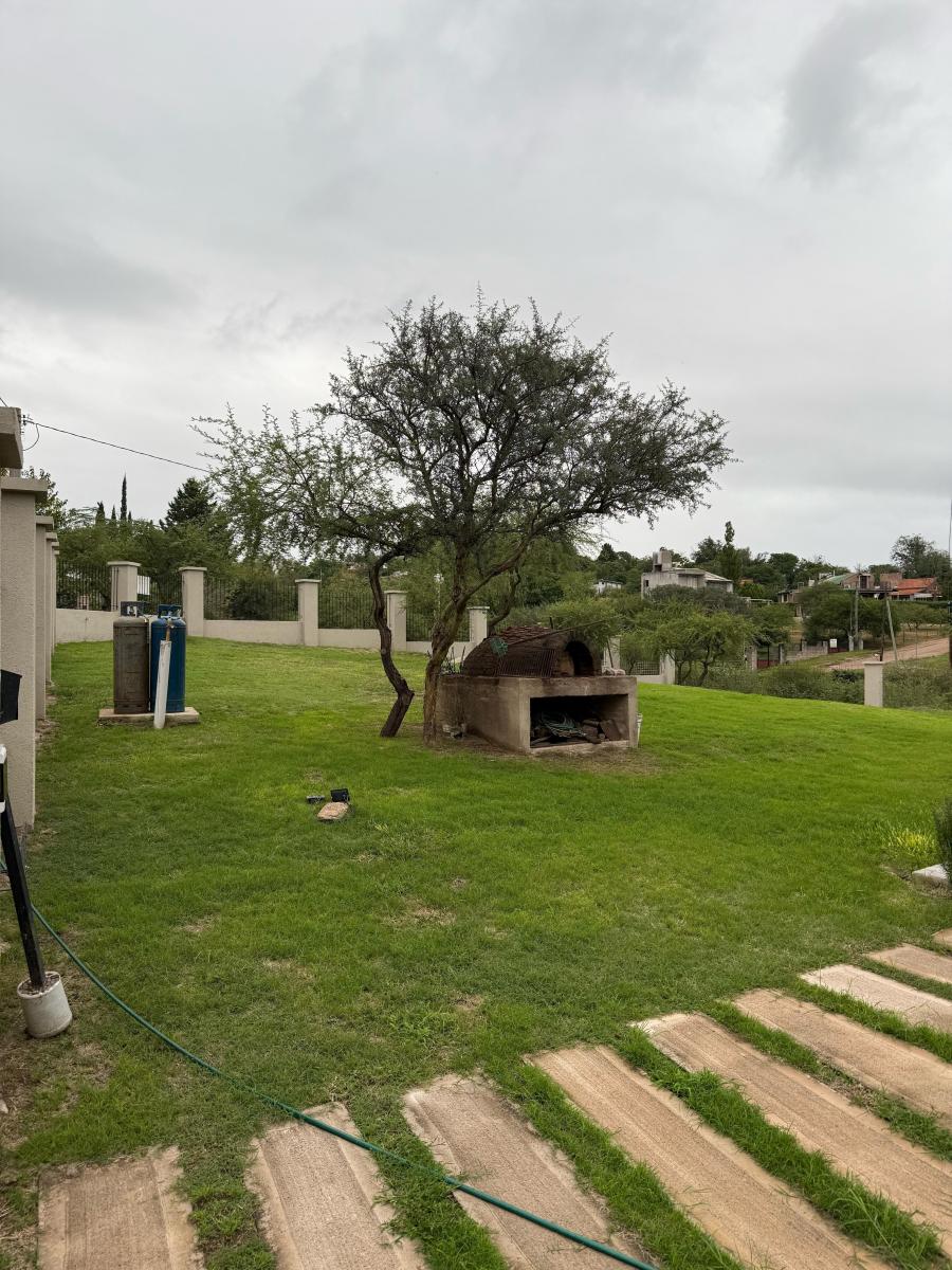 Casa con Pileta y 40 m de Costa Propia 5