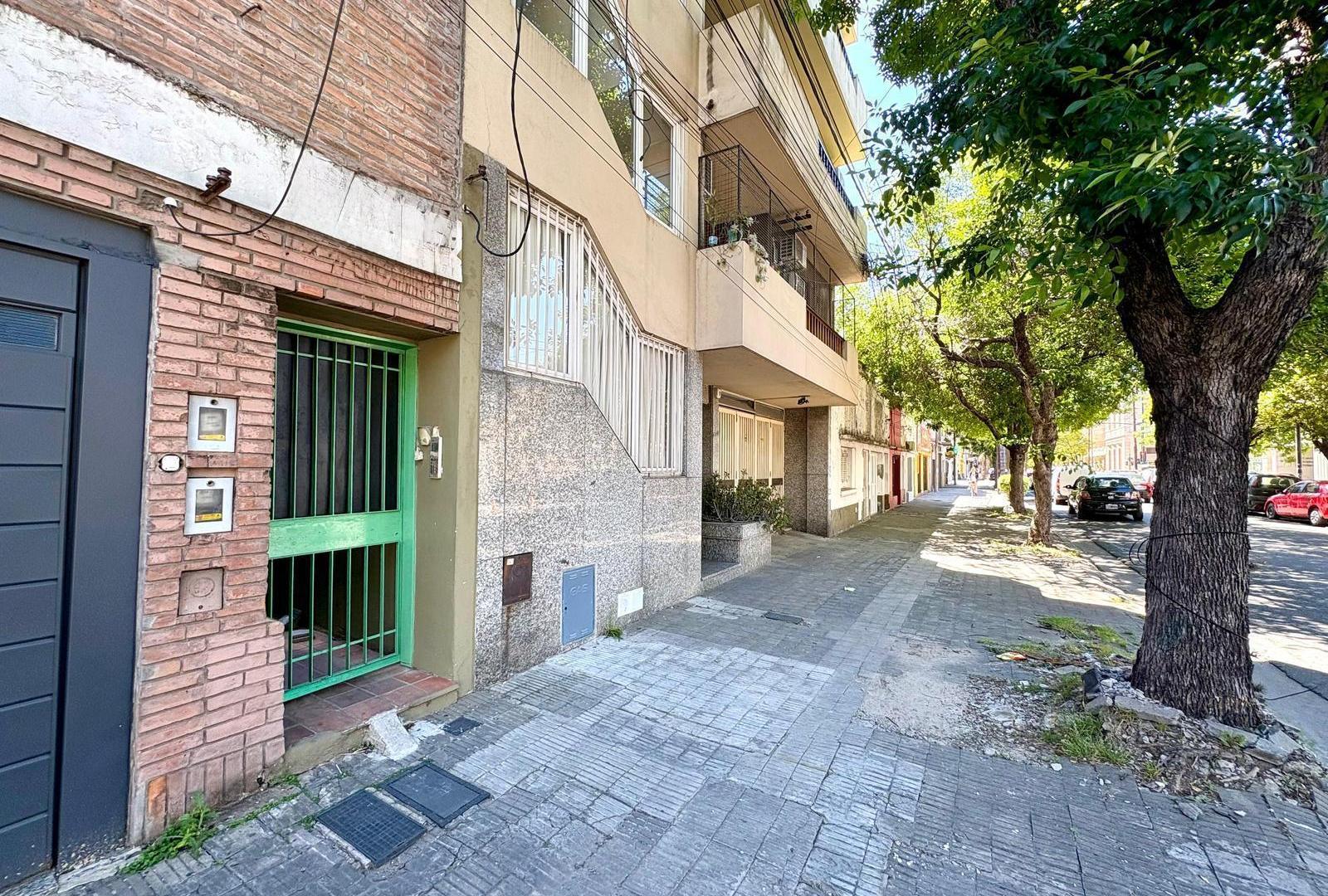 Departamento duplex de pasillo 1 dormitorio a dos cuadras de Blvd. 27 de febrero
