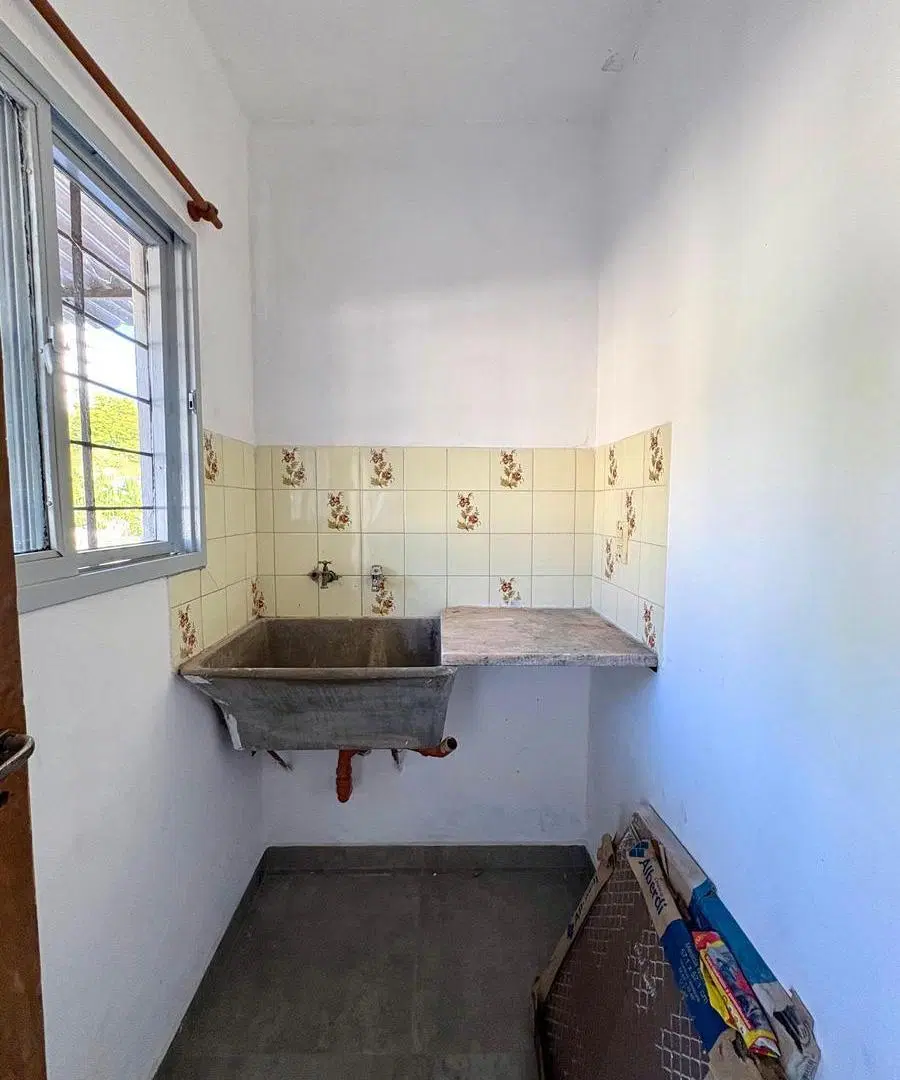 Departamento de pasillo en planta alta 1 dormitorio y comodin con patio NO expensas -Barrio Lourdes 3