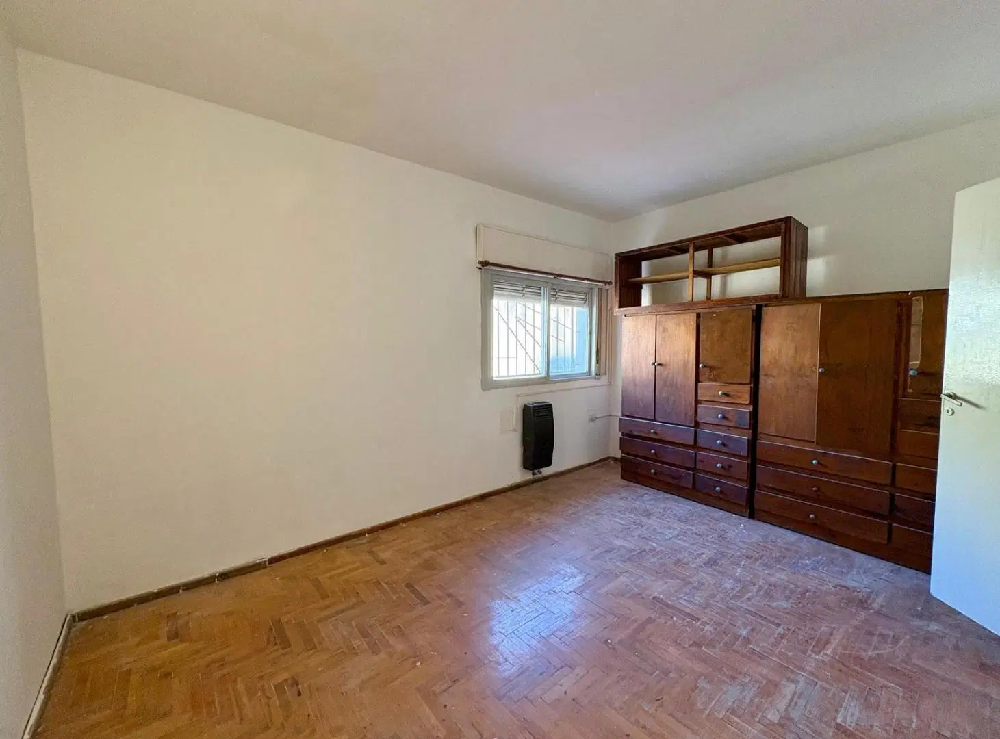 Departamento de pasillo en planta alta 1 dormitorio y comodin con patio NO expensas -Barrio Lourdes 2