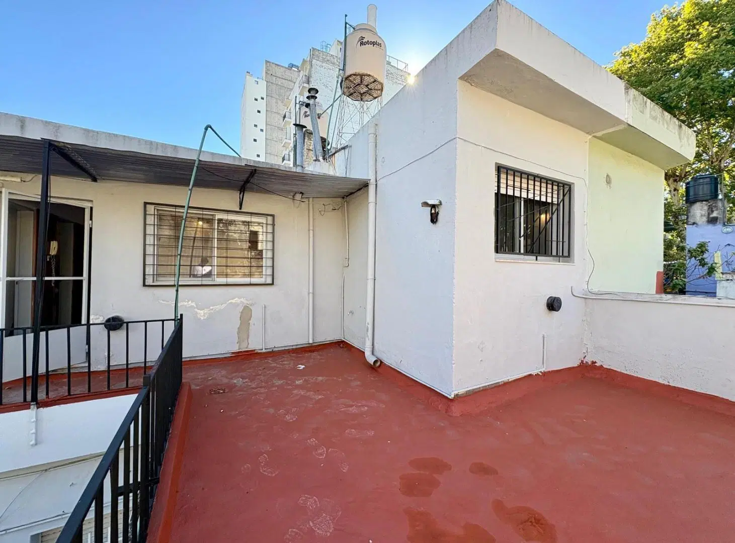Departamento de pasillo en planta alta 1 dormitorio y comodin con patio NO expensas -Barrio Lourdes 4