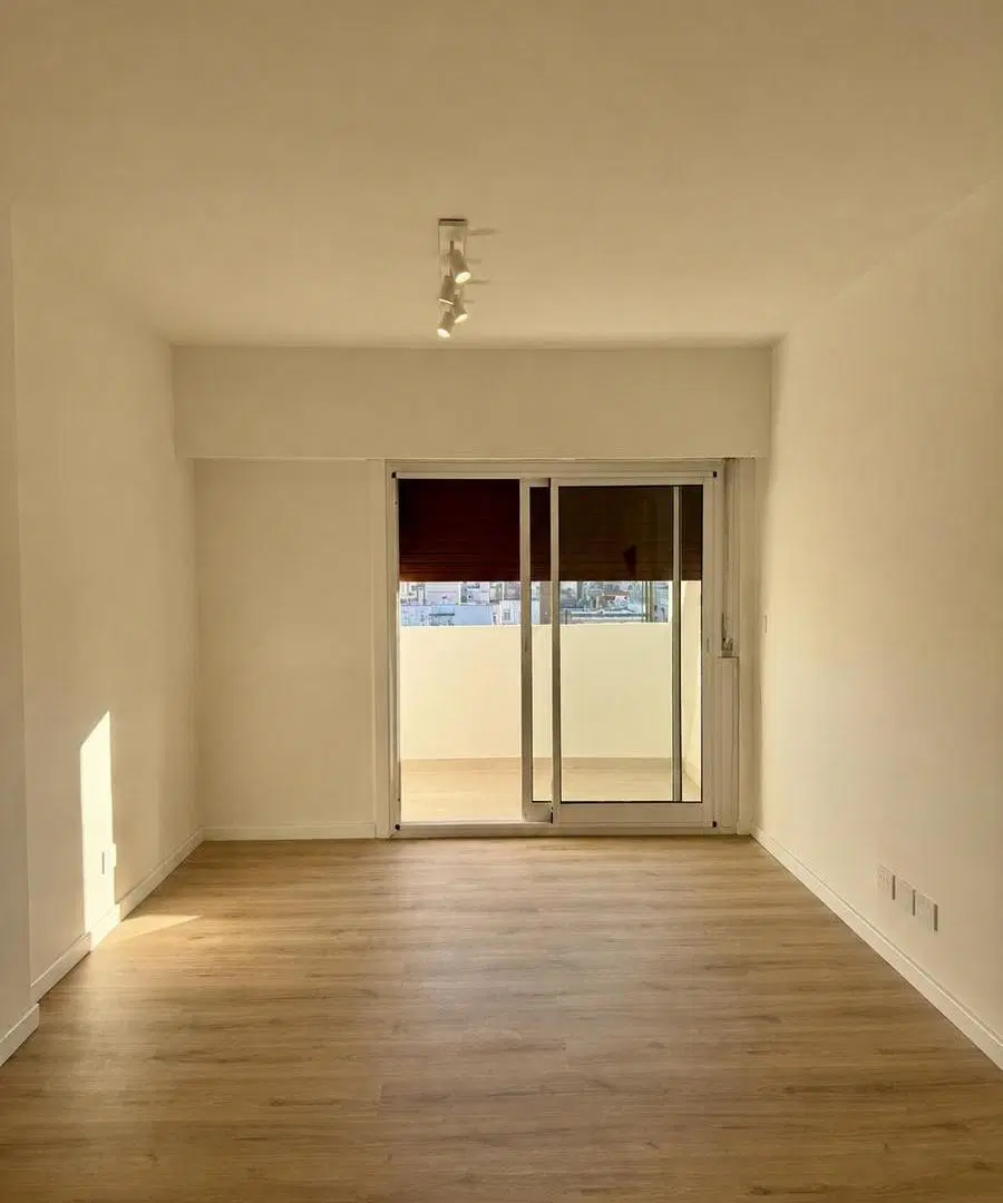 Departamento 2 dormitorios reciclado con cocina separada, balcón y vista despejada — Centro 1