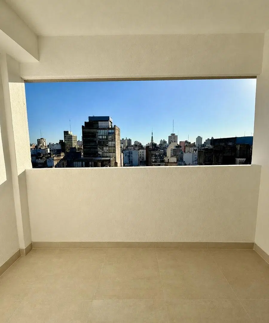 Departamento 2 dormitorios reciclado con cocina separada, balcón y vista despejada — Centro 5