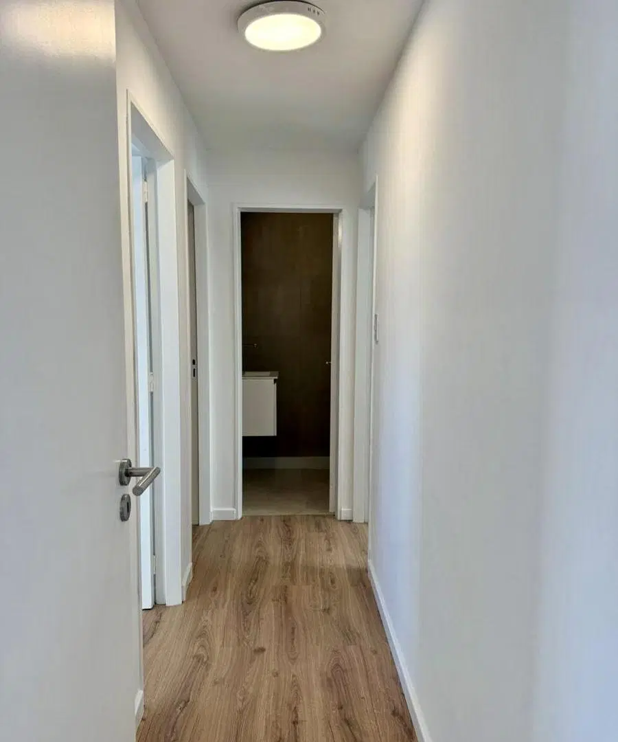 Departamento 2 dormitorios reciclado con cocina separada, balcón y vista despejada — Centro 4