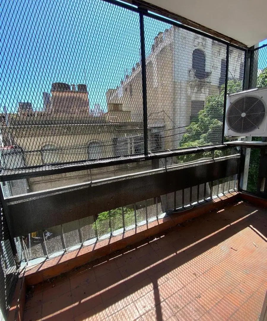 Monoambiente con balcón al frente y cocina independiente — Centro Río 1