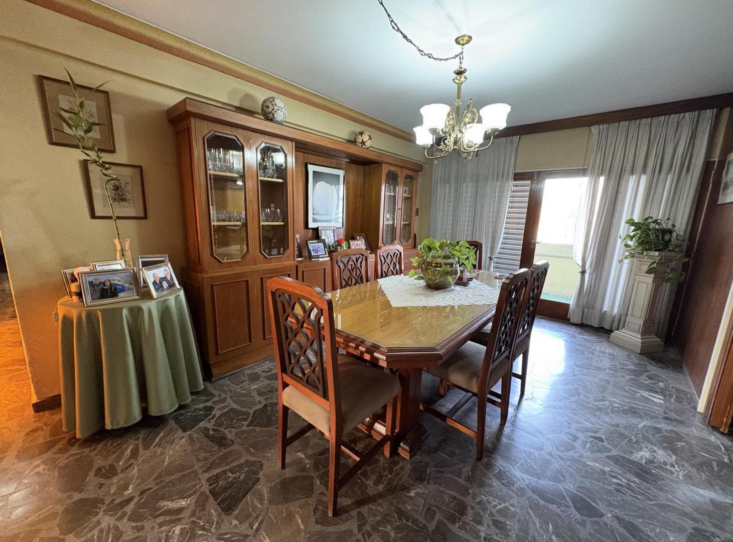 Excelente casa de 4 dormitorios en planta alta con ascensor, patio, quincho y pileta