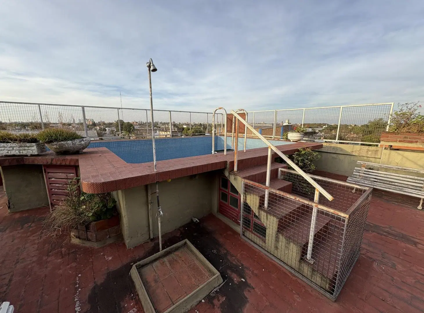 Excelente casa de 4 dormitorios en planta alta con ascensor, patio, quincho y pileta 2