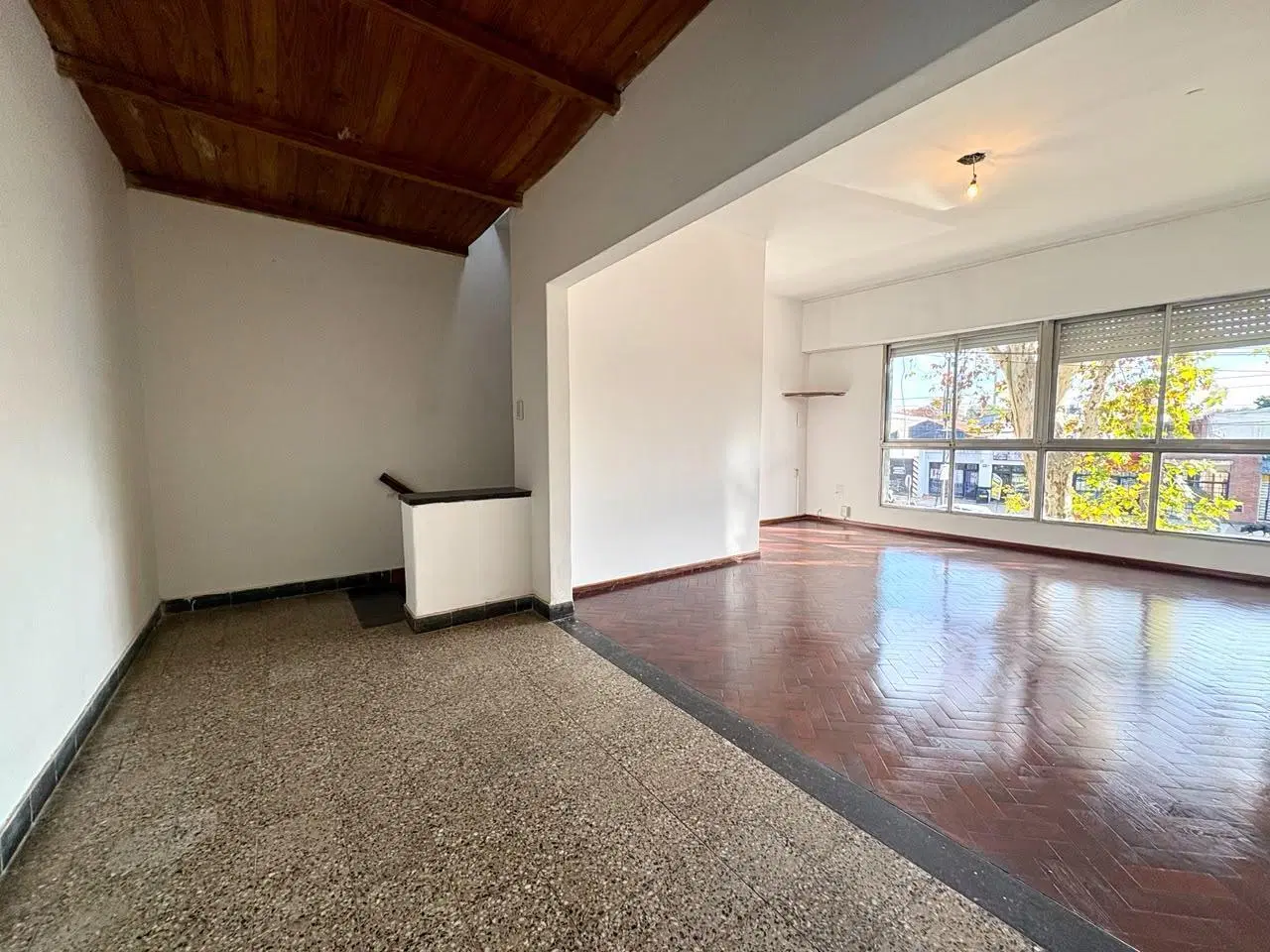 Casa planta alta 2 dormitorios con patio y terraza sobra Av. San Martin 1