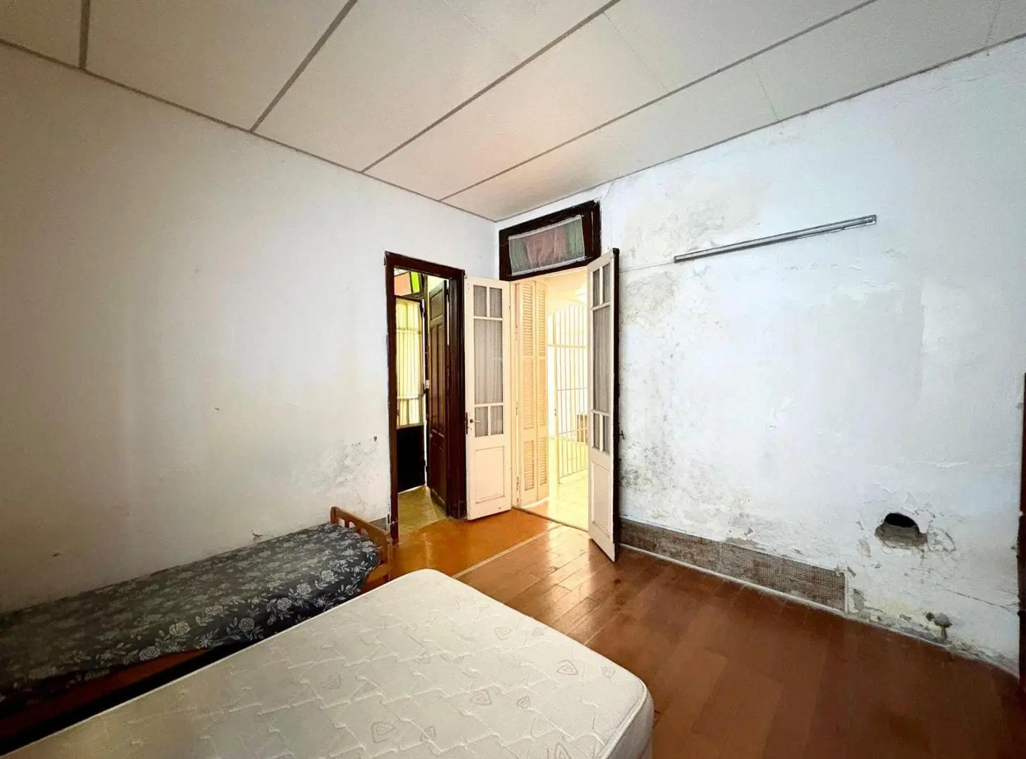 Casa de 4 dormitorios a reciclar con terraza y gran potencial — Echesortu 4
