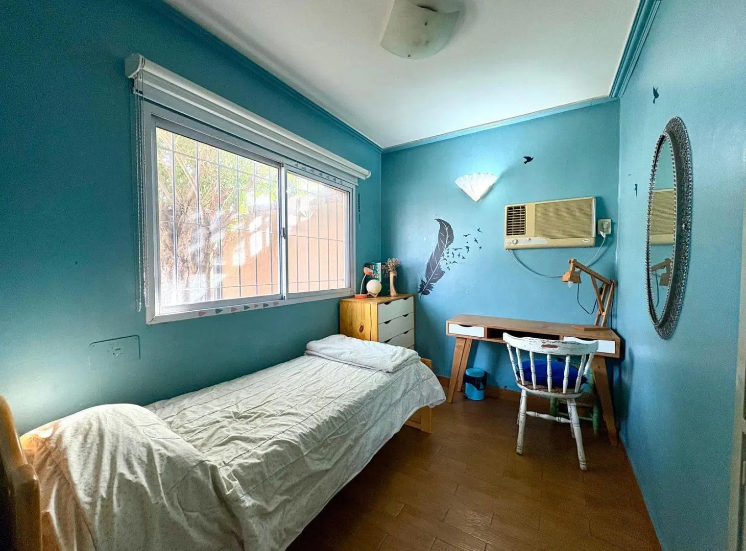 Casa en esquina de 2 dormitorios con cocina y baño reciclados, triple cochera, patio 8