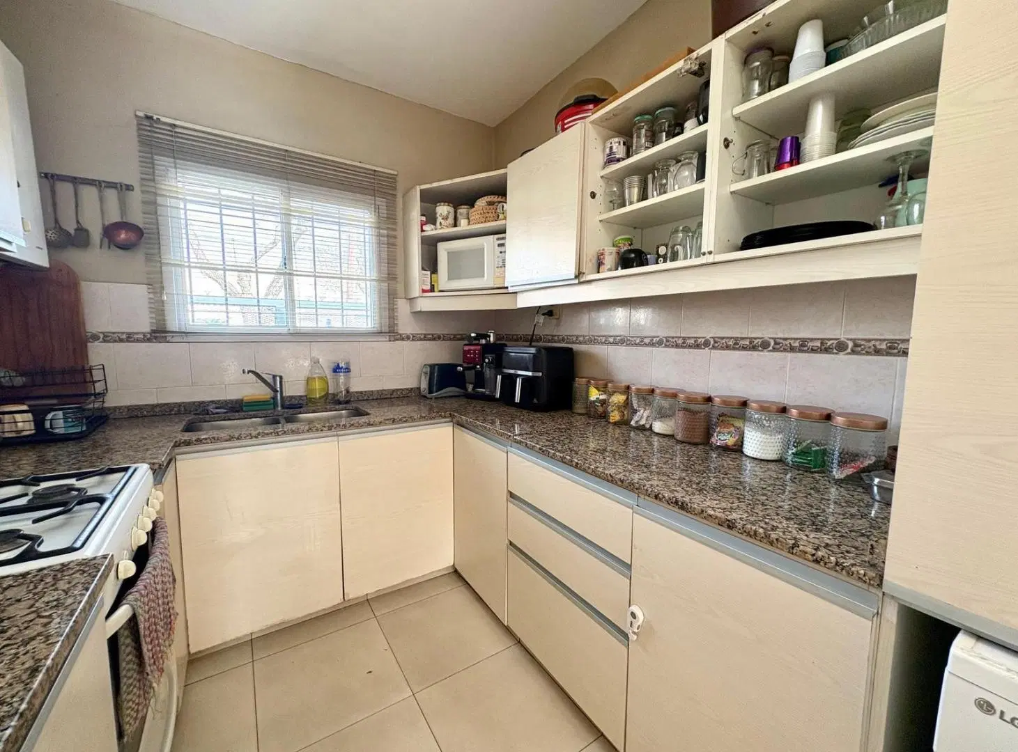 Casa en esquina de 2 dormitorios con cocina y baño reciclados, triple cochera, patio 5