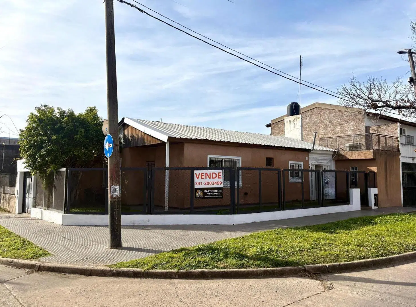Casa en esquina de 2 dormitorios con cocina y baño reciclados, triple cochera, patio 2
