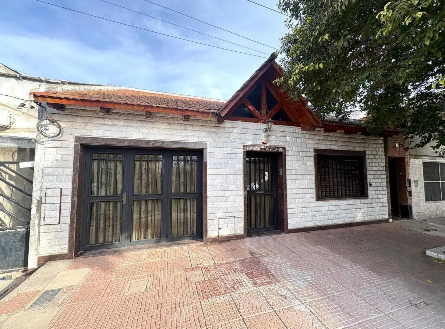 Casa de 3 dormitorios con cochera, patio, pileta y quincho — A metros de Bv. Oroño 1