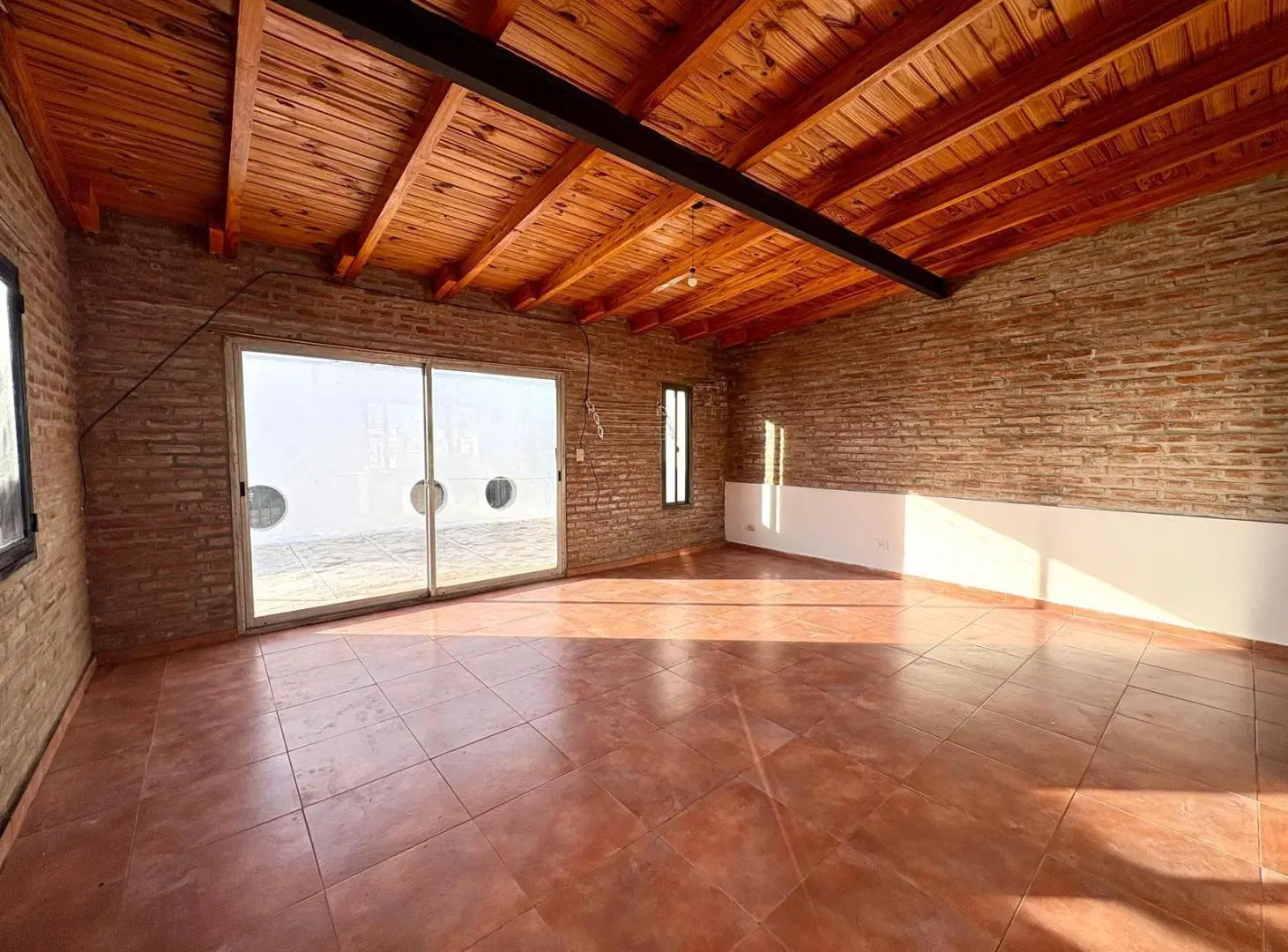 Casa de 3 dormitorios con cochera, patio, pileta y quincho — A metros de Bv. Oroño 3