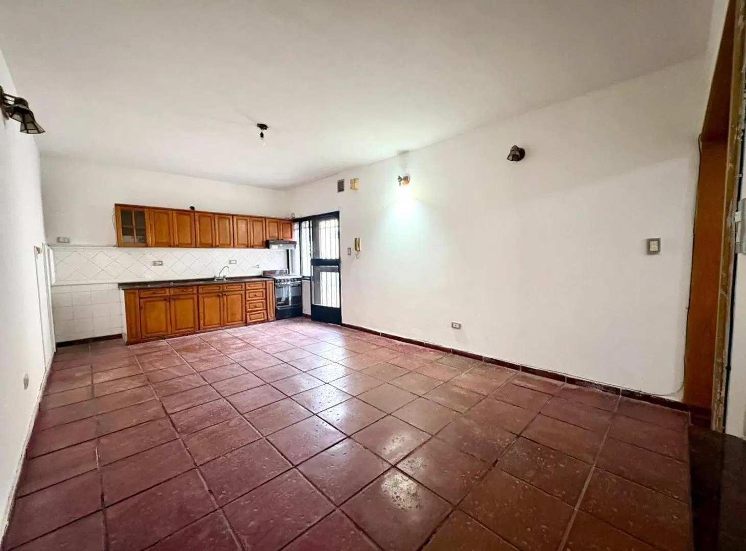 Casa de 3 dormitorios con cochera, patio, pileta y quincho — A metros de Bv. Oroño 8
