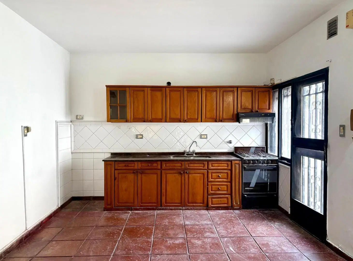 Casa de 3 dormitorios con cochera, patio, pileta y quincho — A metros de Bv. Oroño 5