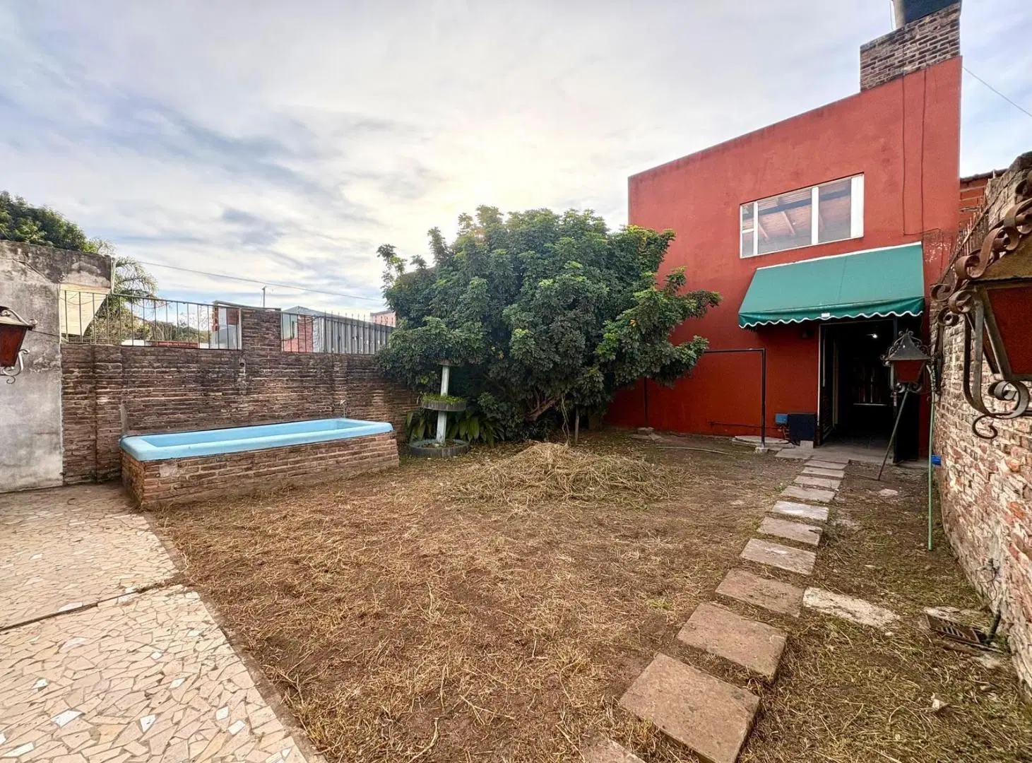 Casa de 3 dormitorios con cochera, patio, pileta y quincho — A metros de Bv. Oroño 2