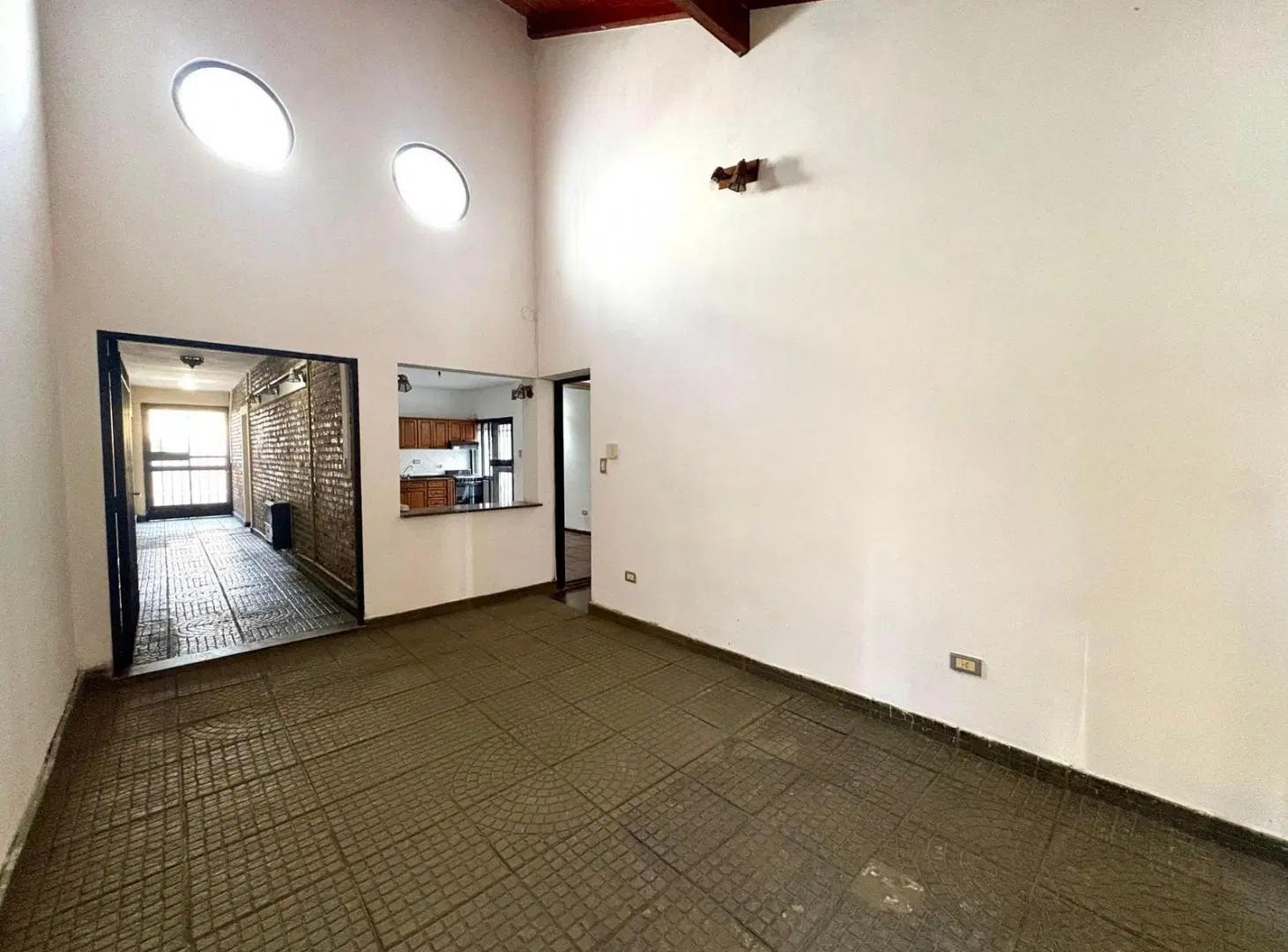 Casa de 3 dormitorios con cochera, patio, pileta y quincho — A metros de Bv. Oroño 4