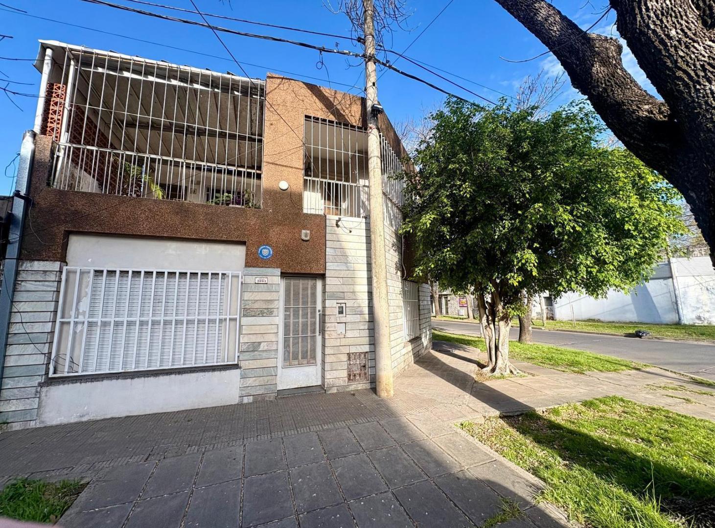 Foto de Casa en esquina 2 dormitorios más comodin, cochera para 3 autos, patio, imagen 5