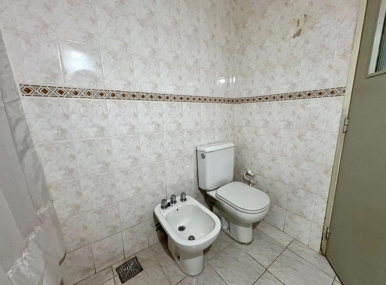 Foto de Casa en esquina 2 dormitorios más comodin, cochera para 3 autos, patio, imagen 4