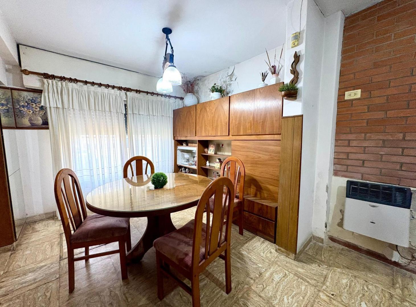 Foto de Casa en esquina 2 dormitorios más comodin, cochera para 3 autos, patio, imagen 2