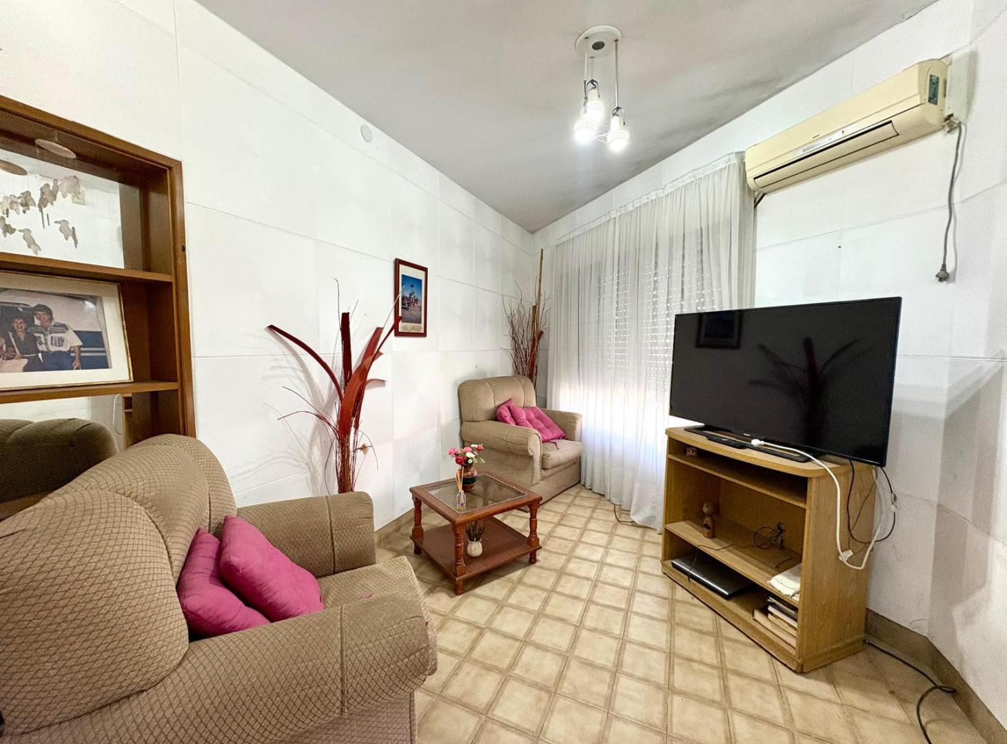 Foto de Casa en esquina 2 dormitorios más comodin, cochera para 3 autos, patio, imagen 3