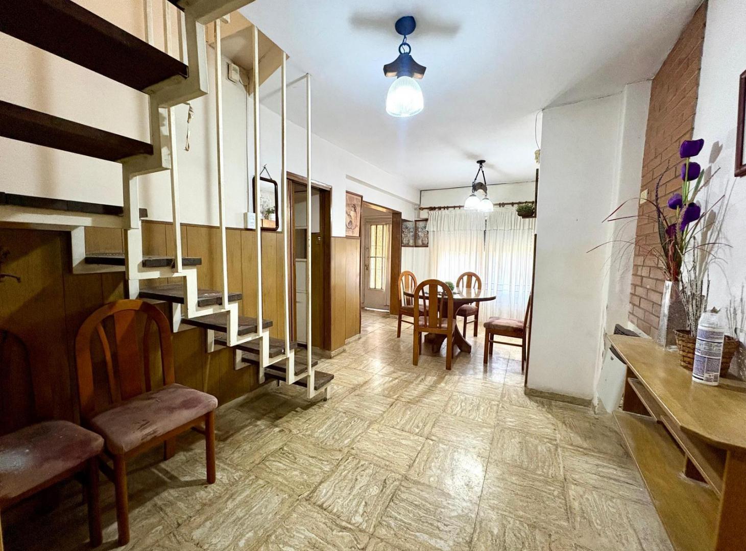 Foto de Casa en esquina 2 dormitorios más comodin, cochera para 3 autos, patio, imagen 1