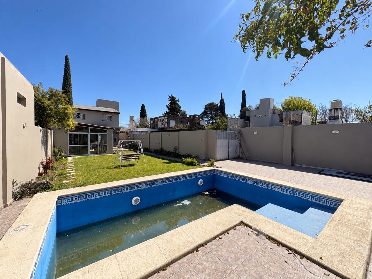 Foto de VENTA Casa de 3 dormitorios con patio, pileta y cochera a metros de Av, imagen 1