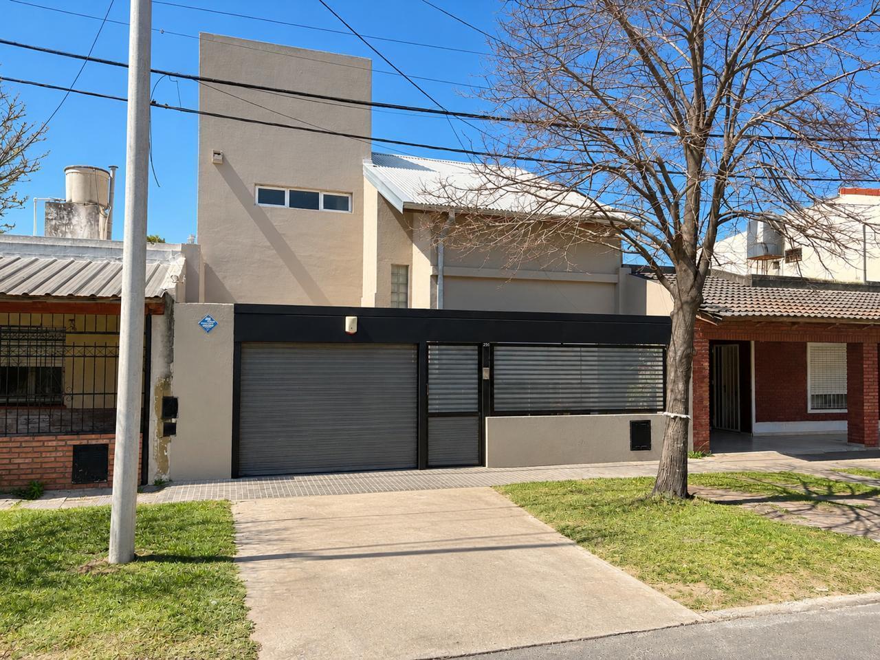 Foto de VENTA Casa de 3 dormitorios con patio, pileta y cochera a metros de Av, imagen 5