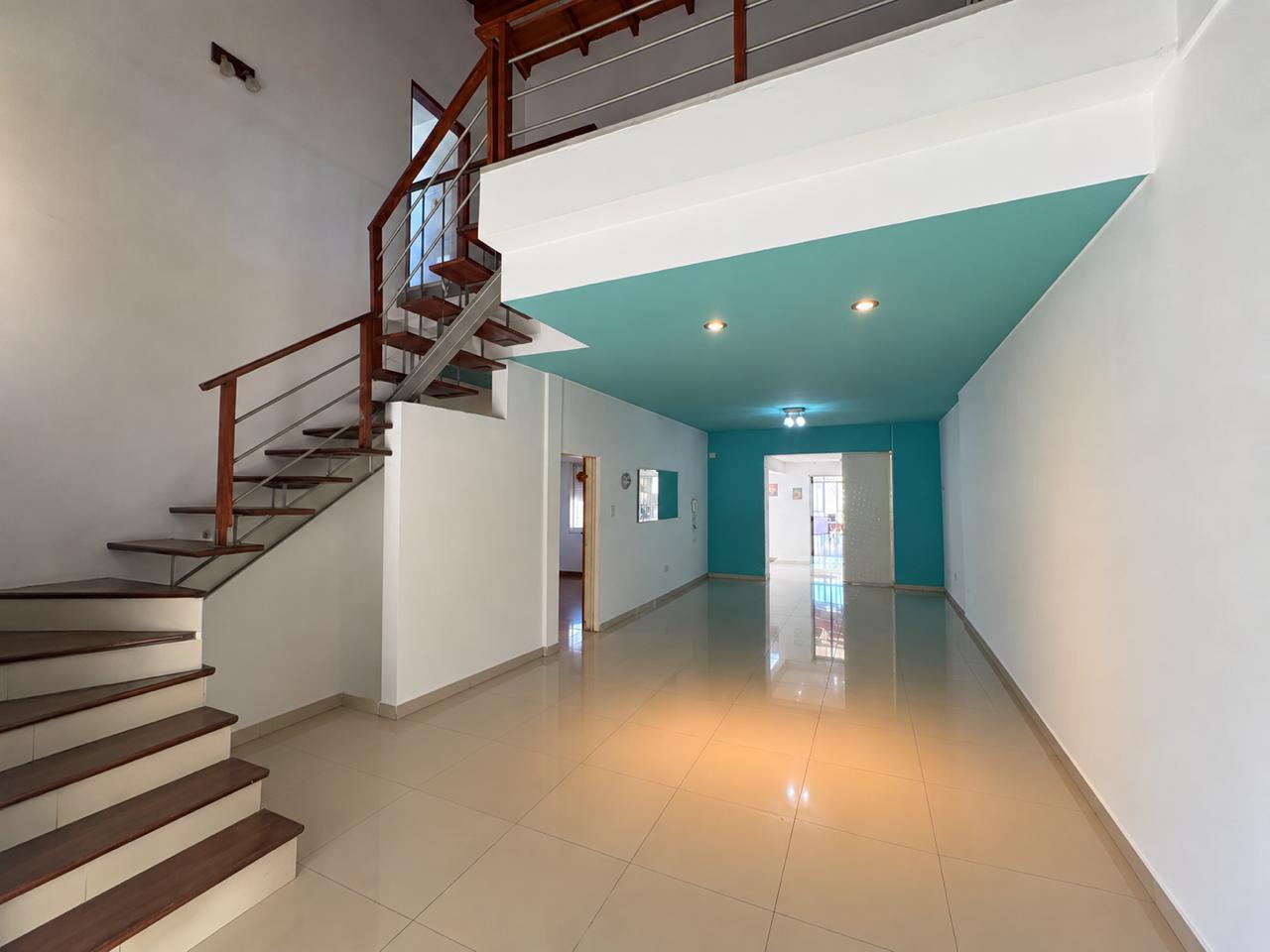 Foto de VENTA Casa de 3 dormitorios con patio, pileta y cochera a metros de Av, imagen 3