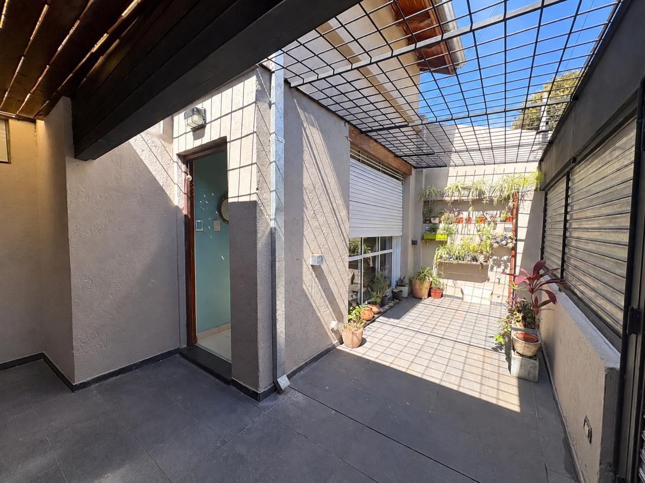 Foto de VENTA Casa de 3 dormitorios con patio, pileta y cochera a metros de Av, imagen 2