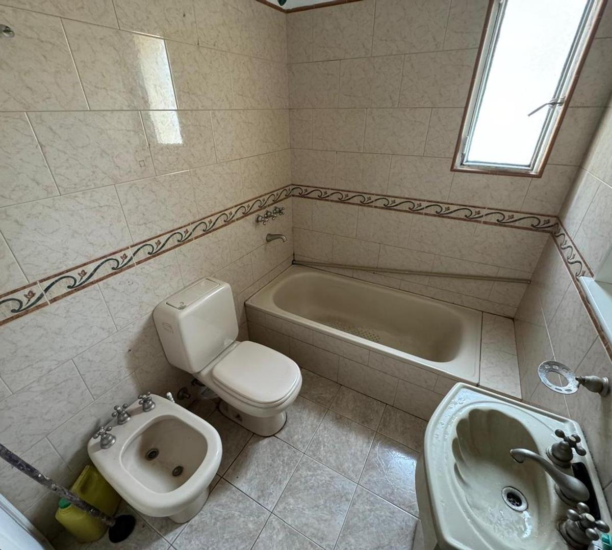 Venta de Casa con Depto Doble Garage Quilmes 3