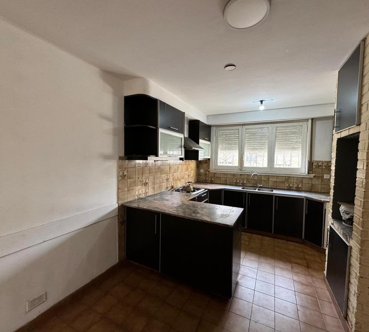 Venta de Casa con Depto Doble Garage Quilmes 2
