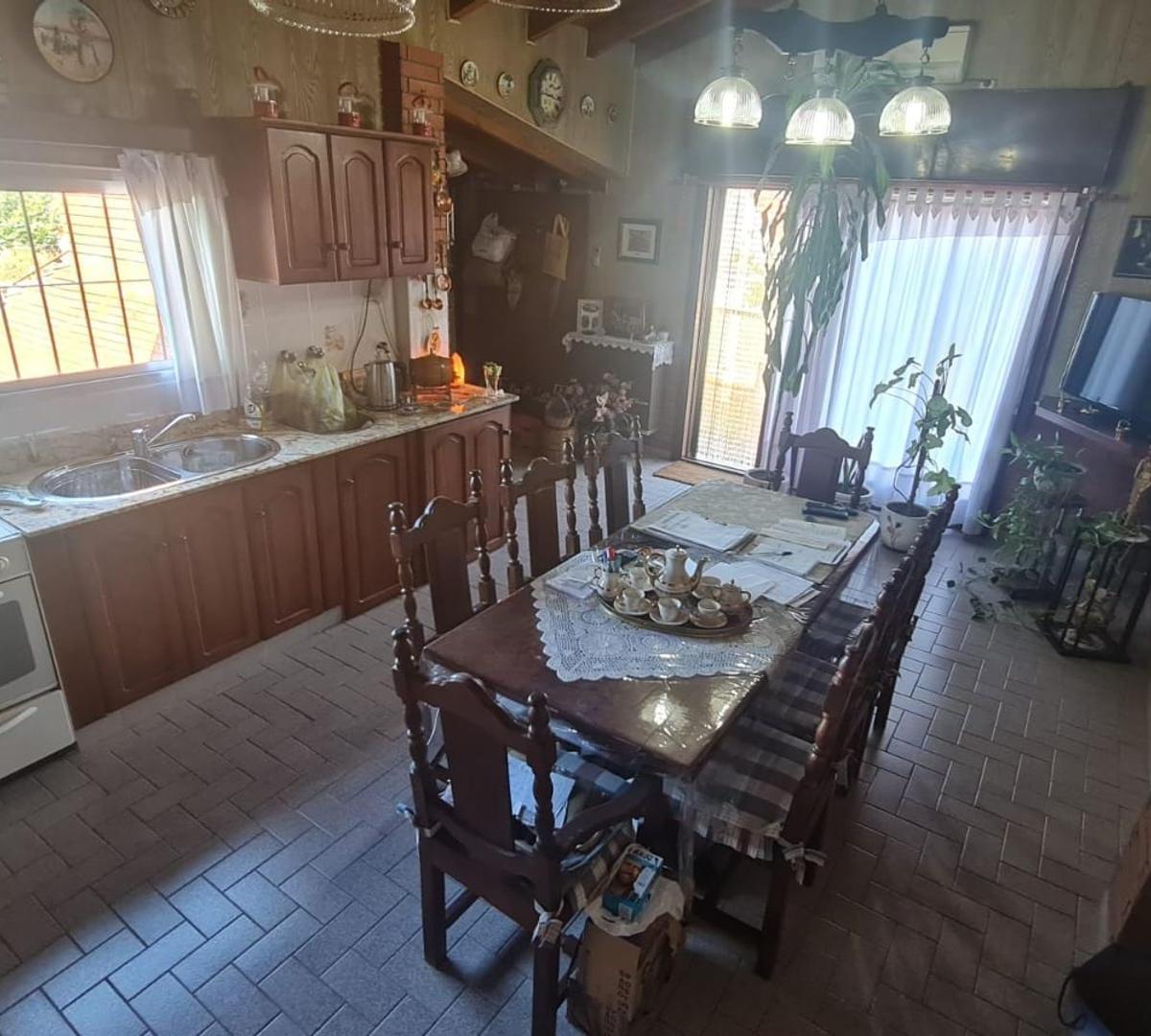 Venta de Casa 3 Amb + Local Comercial + Departamento 2 Amb 2