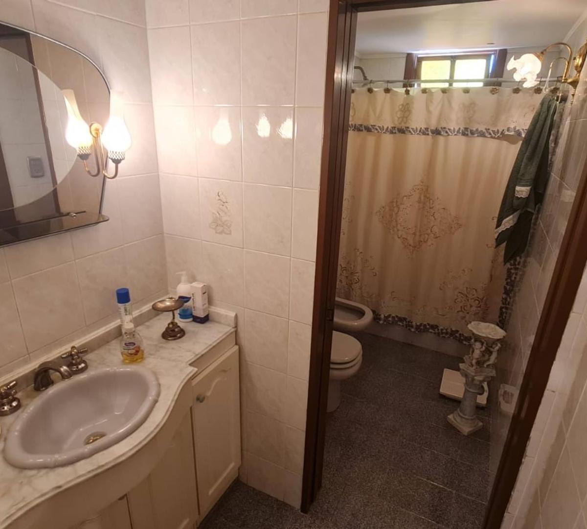 Venta de Casa 3 Amb + Local Comercial + Departamento 2 Amb 4