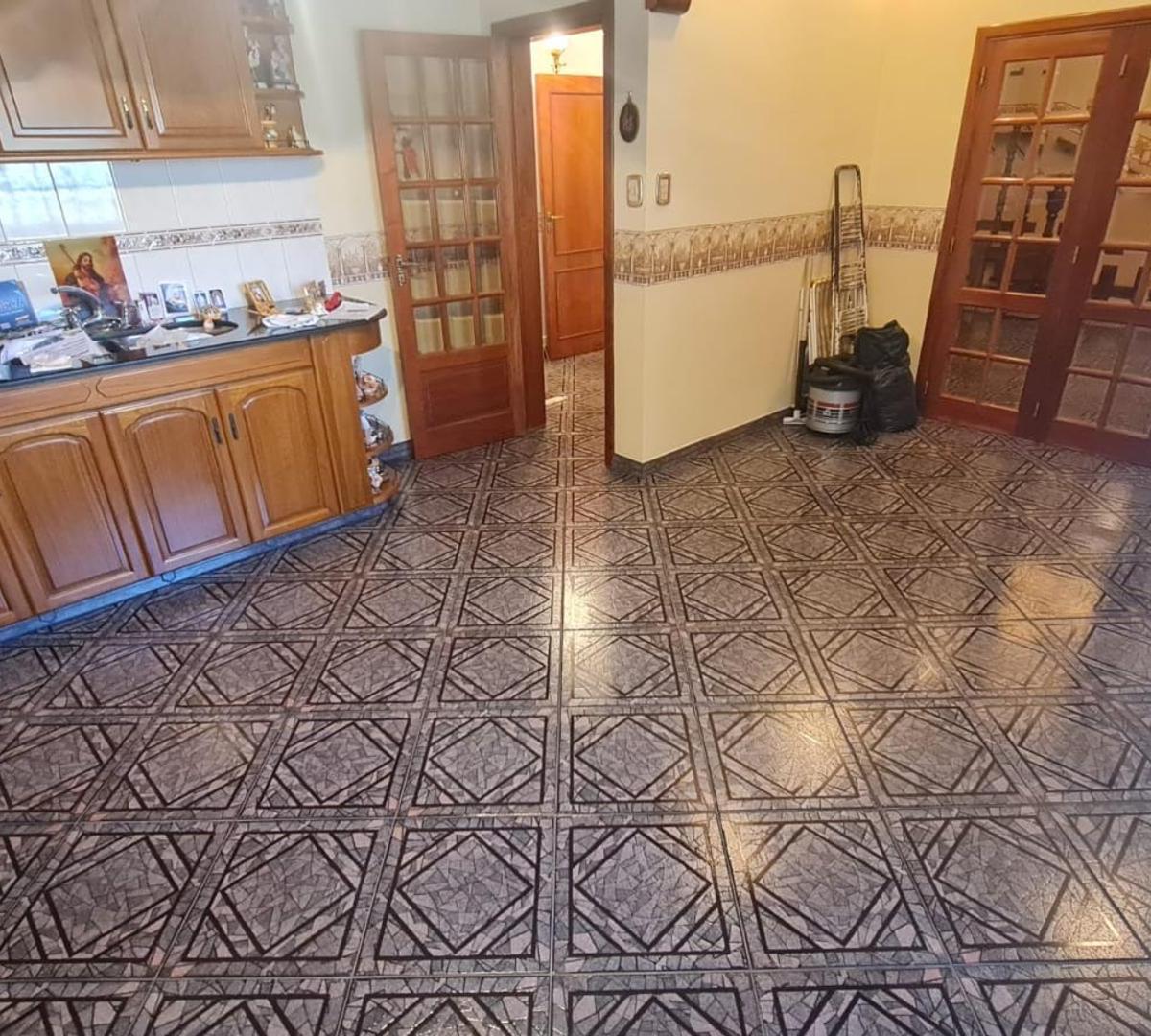 Venta de Casa 3 Amb + Local Comercial + Departamento 2 Amb 3
