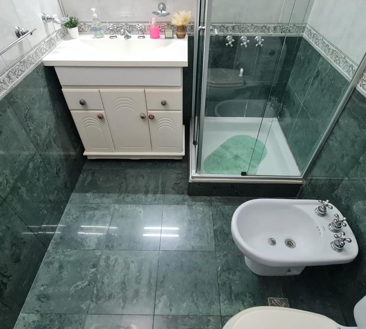 Venta de Casa 3 Amb con Garage + Departamento 3 Amb. Quilmes 5