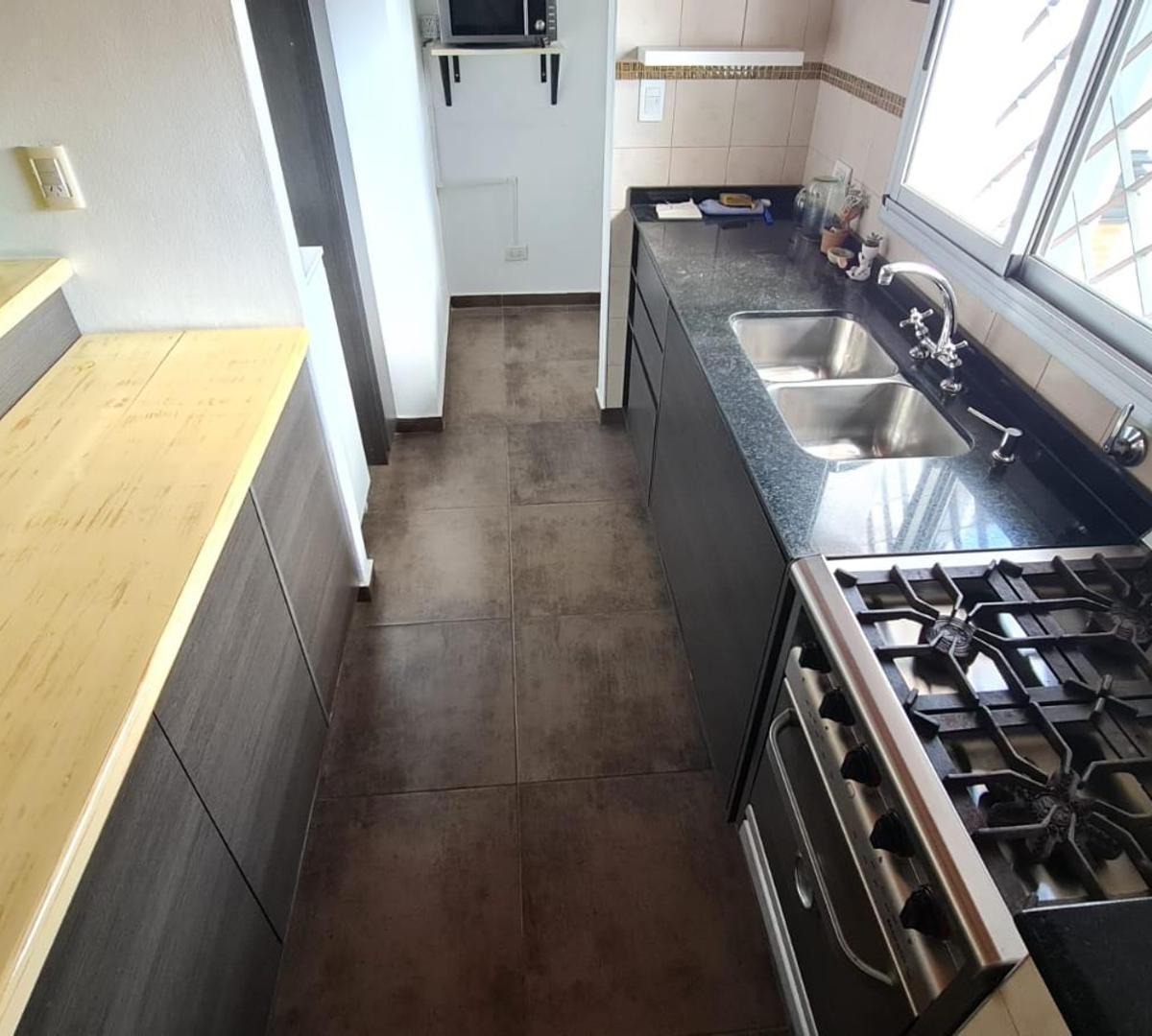 Venta de Casa 3 Amb con Garage + Departamento 3 Amb. Quilmes 4