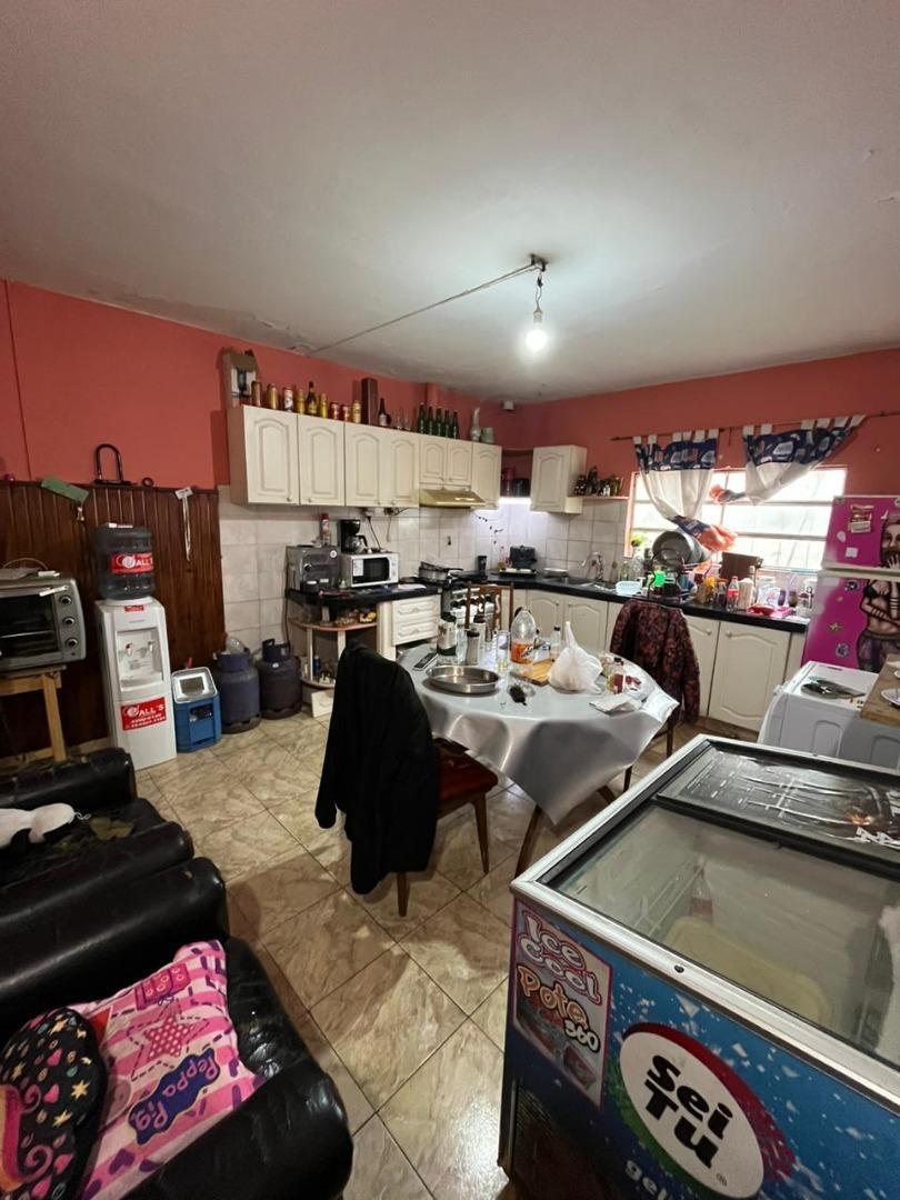 Propiedad en Venta con Casa y 2 Departamentos 2