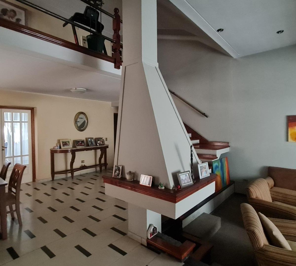 Venta Casa 4 amb con jardin, garage pasante en Quilmes Oeste