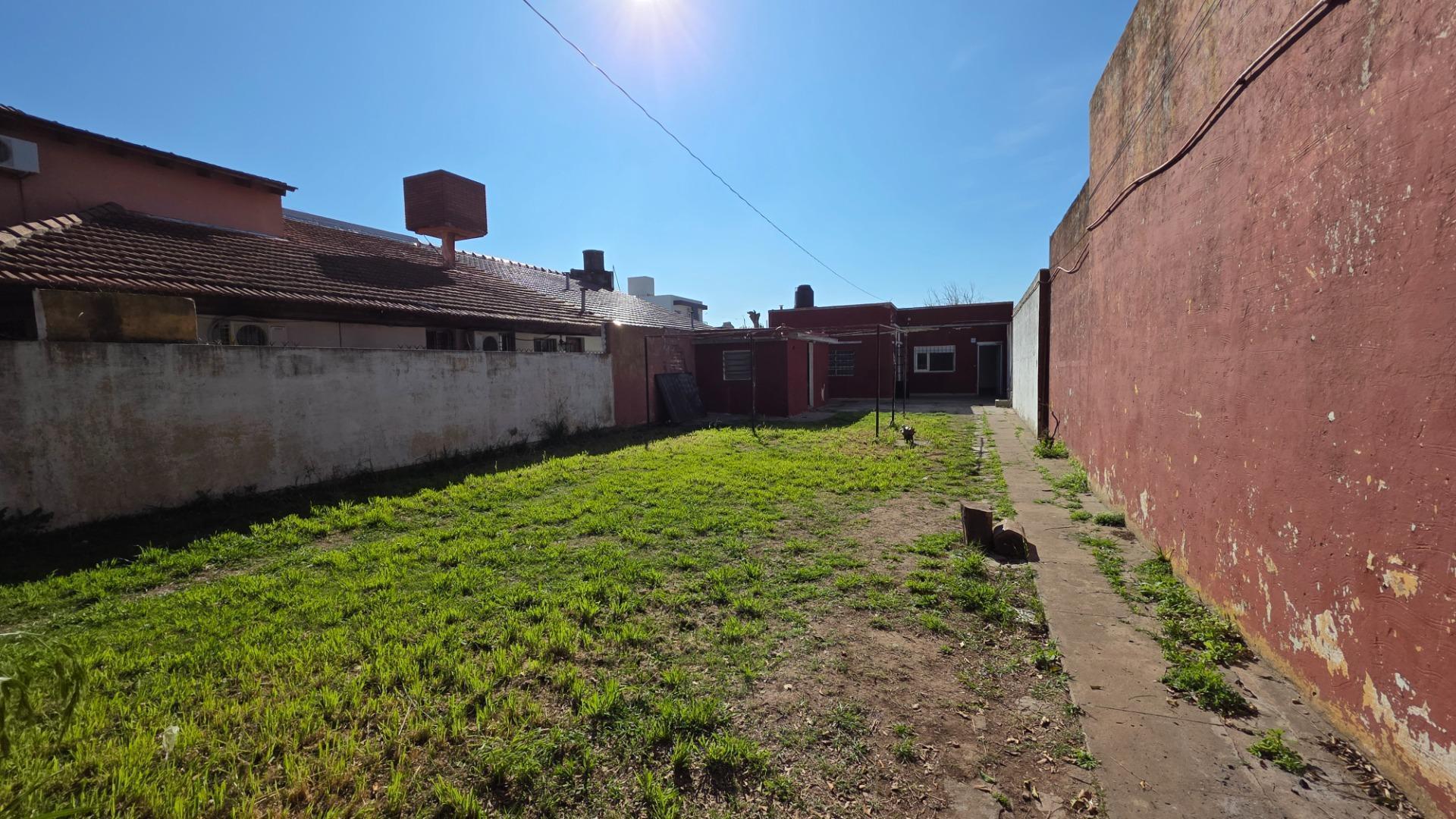 Venta Casa 3 amb con amplio terreno libre en Bernal