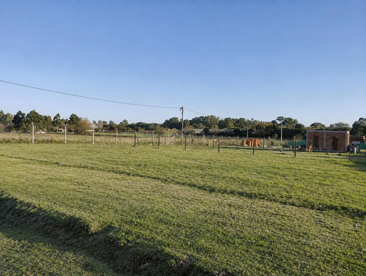 VENTA DE LOTE DE 460 m2 Barrio Ayres de Bosques 1- F. Varela 4