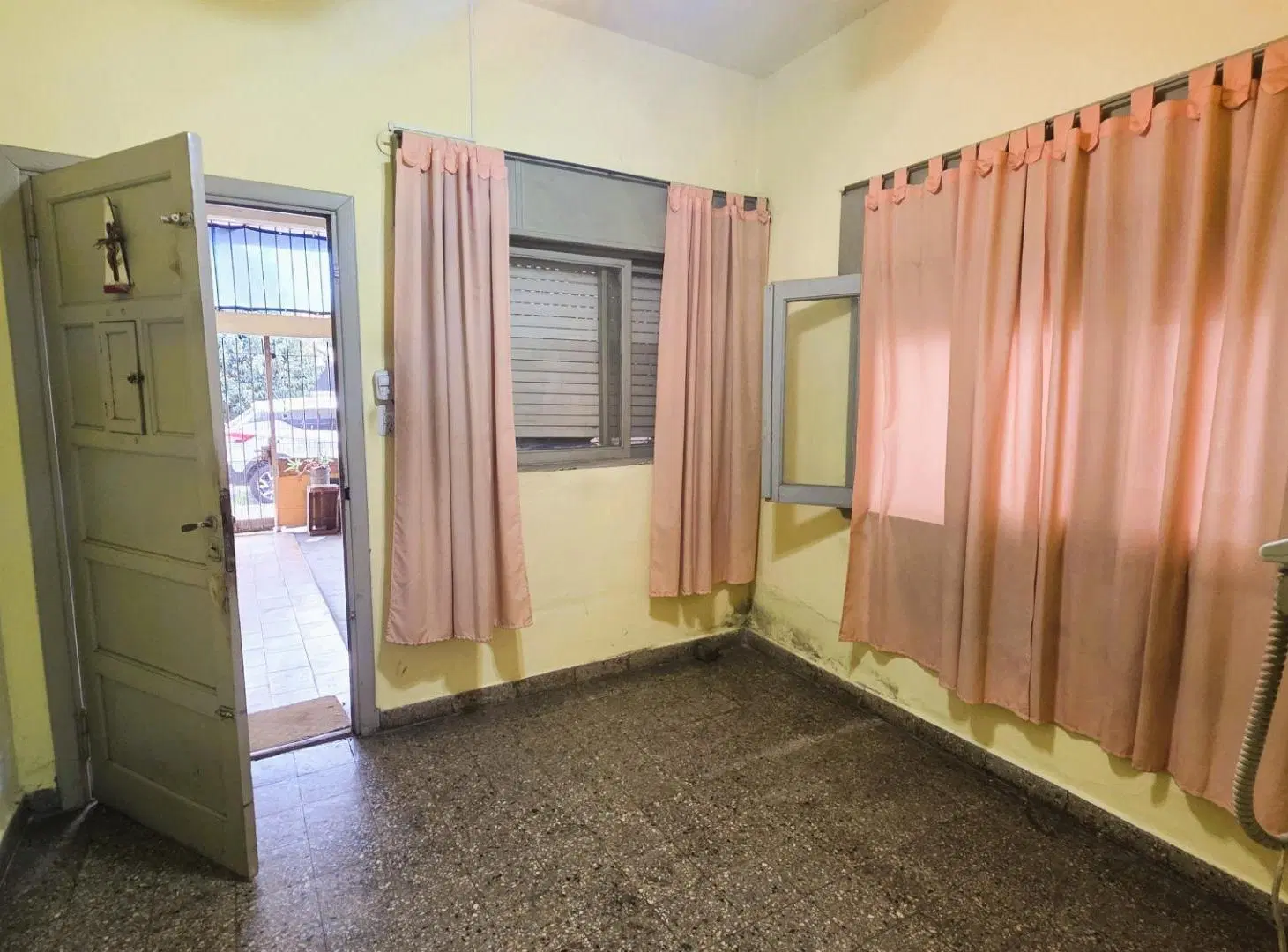 Venta 2 Amb con cochera y patio en Quilmes 3