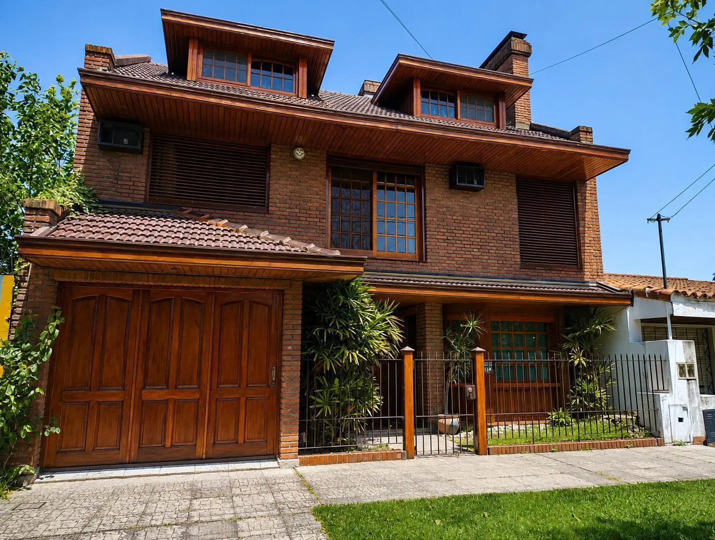 VENTA CASA 6 AMB. CON GARAJE, PILETA Y QUINCHO - QUILMES O 2
