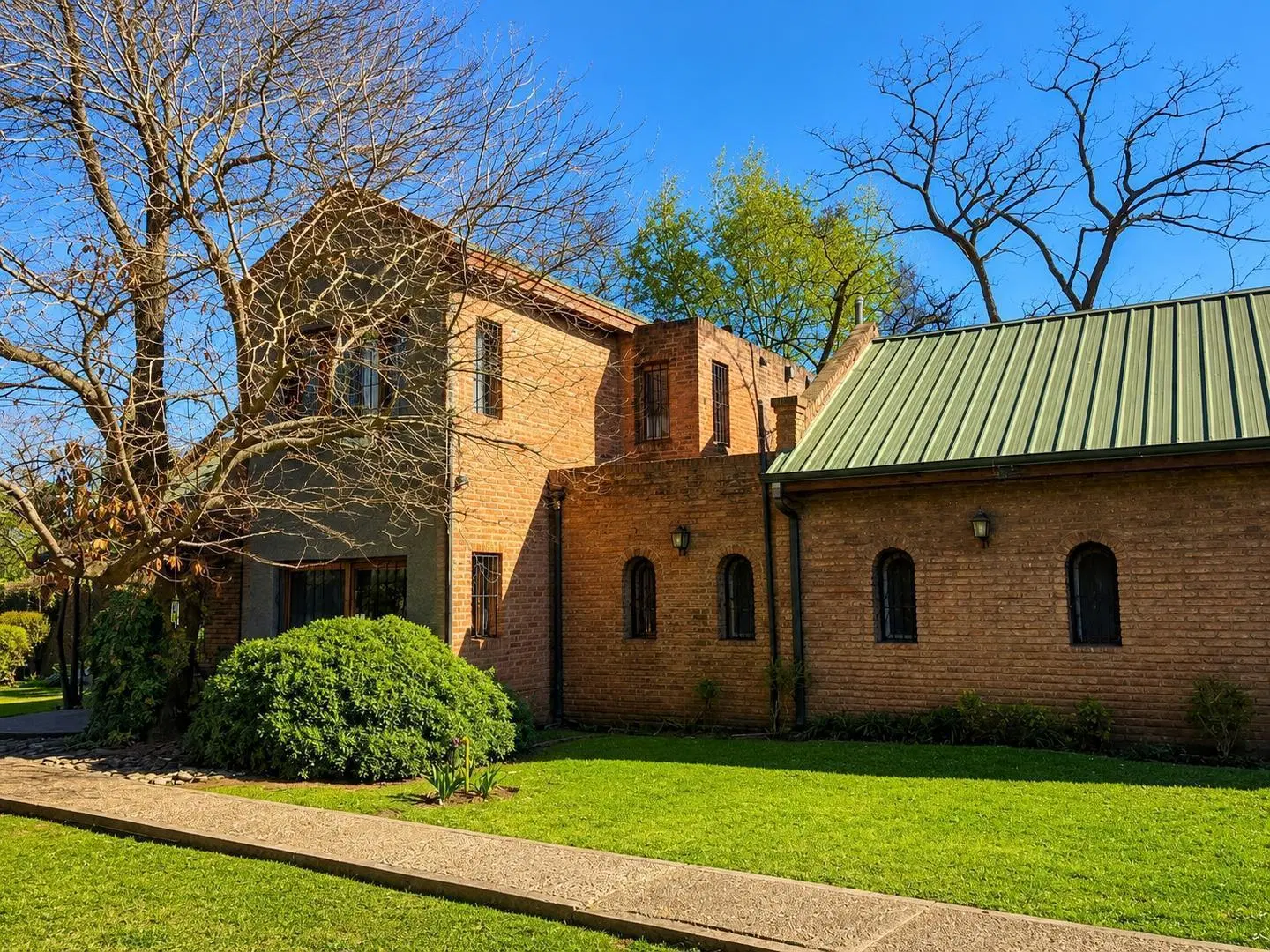 VENTA CASA 6 AMBIENTES FCIO. VARELA 2