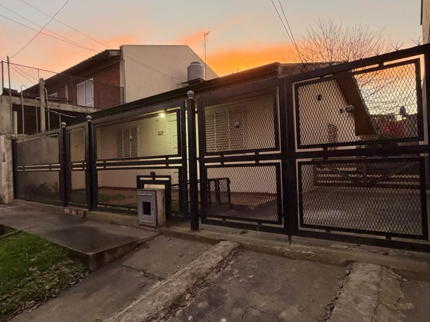Foto de VENTA CASA 3 AMBIENTES EL PATO - BERAZATEGUI, imagen 1