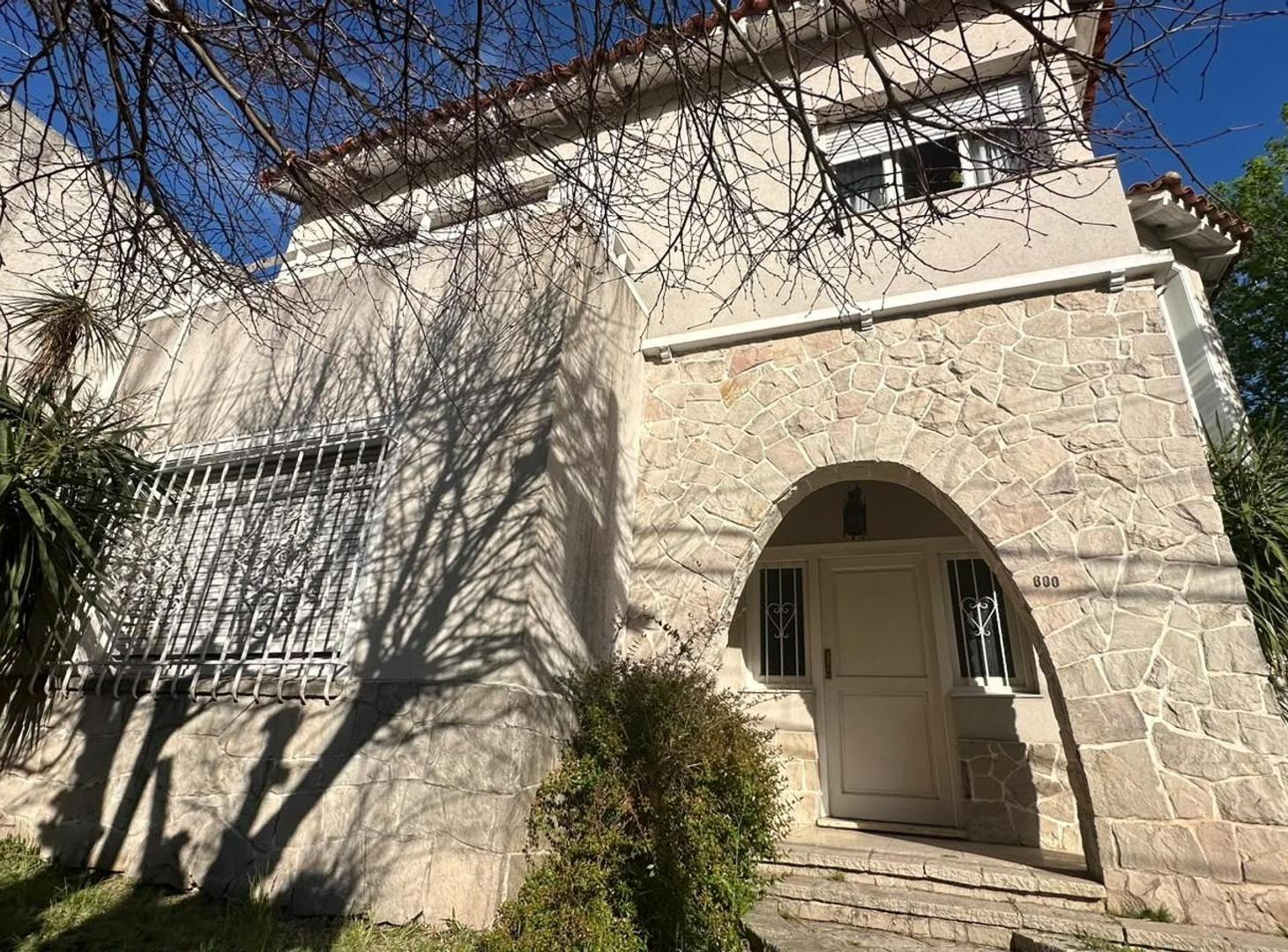Foto de VENTA CASA 4 AMBIENTES BERNAL CENTRO, imagen 1